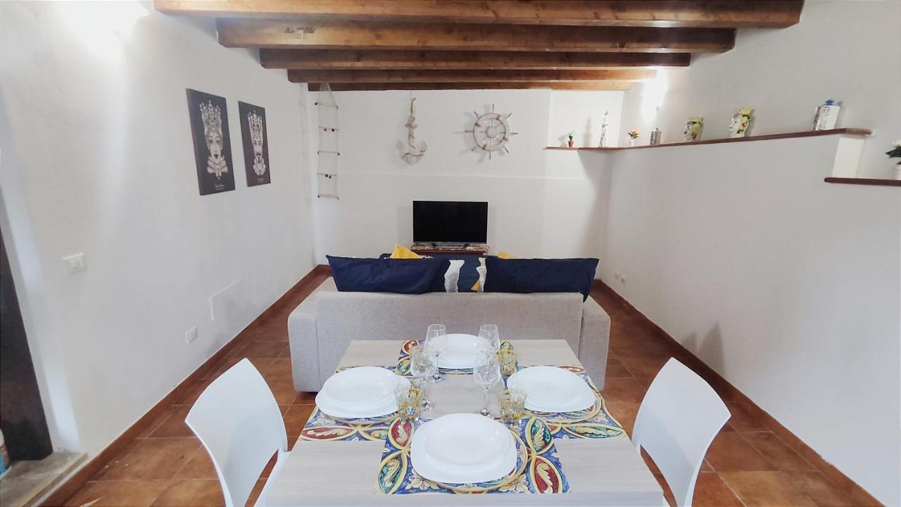 Porto Centro Storico Wi-fi&self Check-in Apartment Castellammare del Golfo